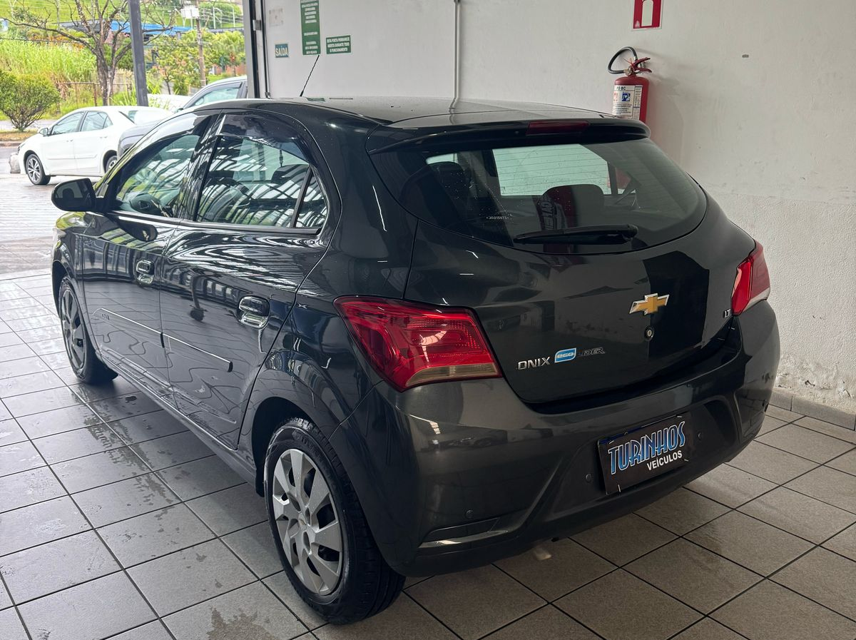 GM - Chevrolet Onix LT 1.0
